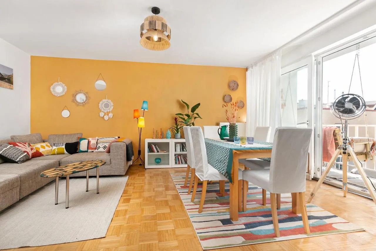 Contacten van City - Balkon - Workspace - Waschmaschine - U2 & U4